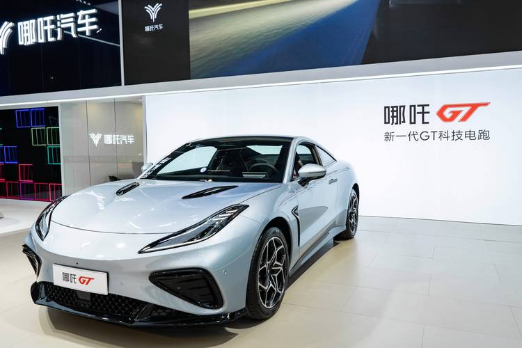 广州286哪吒汽车在智能汽车领域的表现，领途汽车在新能源汽车市场中的影响力